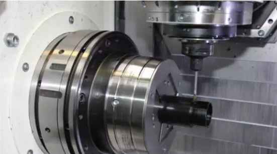 機(jī)械加工現(xiàn)有生產(chǎn)模式主要體現(xiàn)在工裝應(yīng)用落后，效率低下，工人加工零件時(shí)裝夾及找正時(shí)間長(zhǎng)，特別是單件或小批生產(chǎn)頻繁更換工裝時(shí)，大多數(shù)時(shí)間都是在安裝OTT-JAKOB夾具及找正。