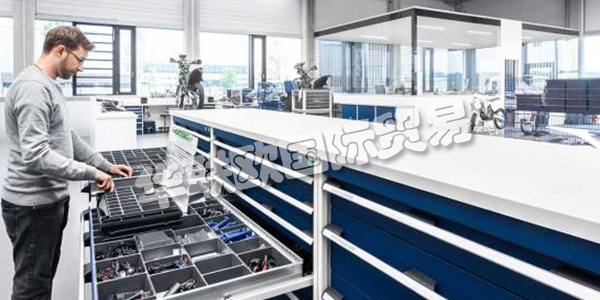 BOTT集團公司在三個歐洲地區開發和生產車輛設備，操作設備和工作站系統。憑借其產品，bott為全球工業和貿易客戶提供服務。他們在生產，服務和裝配方面的高效工作是這里的重點。