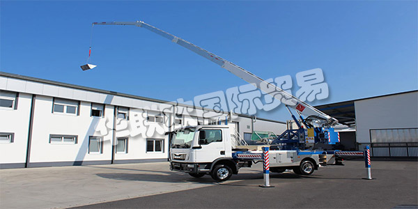 KLAAS早在1933年，由西奧多·克拉斯(Theodor Klaas)在威斯特伐利亞(Westphalia)的阿舍貝格(Ascheberg)成立。作為一名建筑承包商，他在第二次世界大戰后利用他的所有創造力開發出第一臺傾斜式升降機，這使得建筑工地的工作變得更加容易。