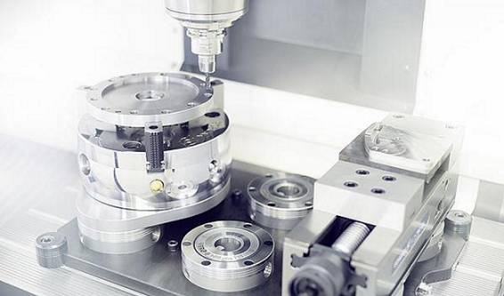 SCHUNK刀具夾持系統對機加工行業產生了前所未有的革命性影響。?模塊化夾持系統借鑒其優勢,它的作用遠不止于一個參考基準,還提供了包括定位、夾持以及接口通用等功能。這種夾持原理如今被認為是提高生產效率的最有效的方法之一,廣泛適用于從小型零件到大型零件,從粗加工到裝配應用的各種工藝。作為這一技術的先驅以及夾持技術和抓取系統的領導者,SCHUNK始終致力于開發新的應用領域,并在它的模塊化系統中新增了適用于直接夾持工件以及微小型零件的專業標準模塊。