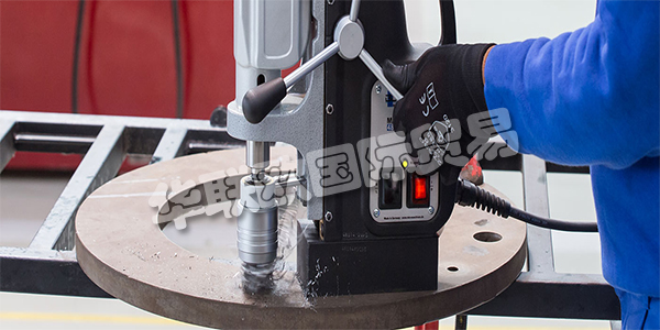 德國(guó)BDS主要產(chǎn)品：BDS鉆孔機(jī)、切割機(jī)等。BDS總部位于德國(guó)門(mén)興格拉德巴赫，他們的簡(jiǎn)單高效策略經(jīng)過(guò)優(yōu)化，可持續(xù)生產(chǎn)最優(yōu)質(zhì)的磁芯鉆孔機(jī)，巖芯鉆機(jī)和邊緣加工機(jī)。超過(guò)100個(gè)國(guó)家依靠BDS提供專(zhuān)業(yè)，強(qiáng)大，優(yōu)質(zhì)的機(jī)器，甚至可以處理最棘手的金屬加工作業(yè)。