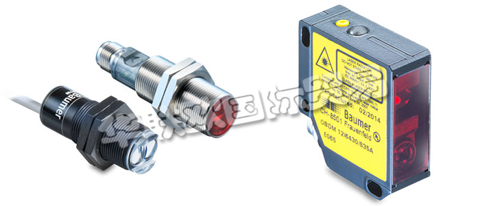 堡盟漫反射式傳感器強(qiáng)度差別檢測(cè)型的發(fā)射器和接收器位于同一個(gè)外殼內(nèi)。光源射出的紅外線、紅光或激光直接被目標(biāo)物反射回到傳感器上。如果目標(biāo)物反射的光線足夠充足，接收光將觸發(fā)傳感器的開關(guān)動(dòng)作。照射到目標(biāo)物上的光線基本上都發(fā)生漫反射，并沿各個(gè)方向反射。接收器只接收到這些光線的很小一部分。如果目標(biāo)物反射的光線足夠充足，接收光將觸發(fā)傳感器的開關(guān)動(dòng)作。由于傳感器是根據(jù)來自材料的反射光而工作，所以表面特性、顏色和光澤度對(duì)于檢測(cè)距離的影響極大。