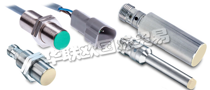 堡盟電感式接近開關(guān)屬于非接觸式電子傳感器。電感式傳感器能識別所有導(dǎo)電金屬目標(biāo)物。振蕩器產(chǎn)生一個高頻電磁場,電磁場從開關(guān)的感應(yīng)面發(fā)出。當(dāng)導(dǎo)電金屬物體進(jìn)入此電磁場時,金屬內(nèi)部會感生渦流,使振蕩幅值發(fā)生變化,從而使振蕩器輸出的電壓發(fā)生變化,進(jìn)而導(dǎo)致觸發(fā)器的狀態(tài)變化并改變輸出狀態(tài)。